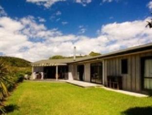 Twin Pines Matapouri Holiday House