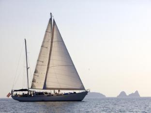 Hotel Sailing Yacht Meta IV by Burma Boating 