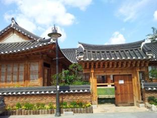 Woojeonjae Hanok Guesthouse 