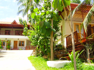 the reuan thai village