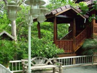 ruen thai ampawa resort
